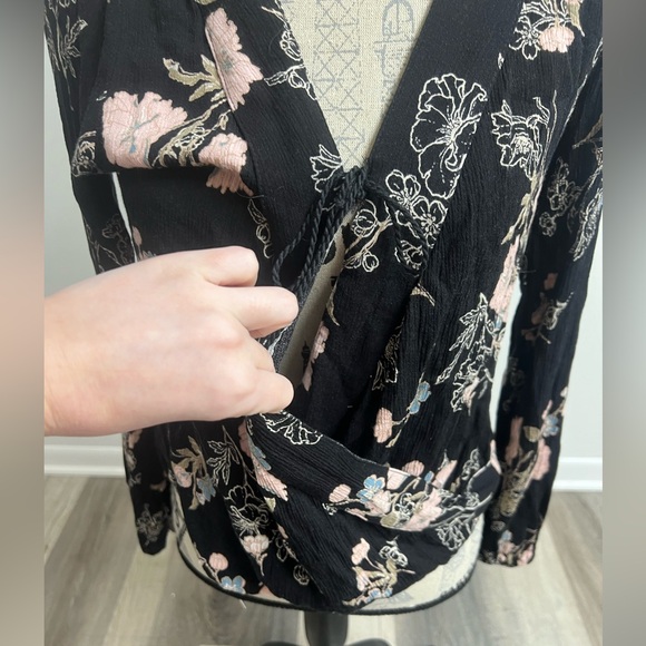 Black Floral Light Weight Blouse! - Picture 8 of 12